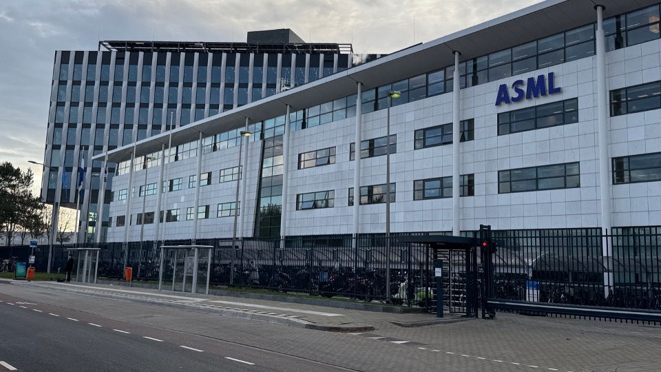 Foto: Vakbonden teleurgesteld over hoogte vergoeding in sociaal plan ASML: 'Veel te weinig'