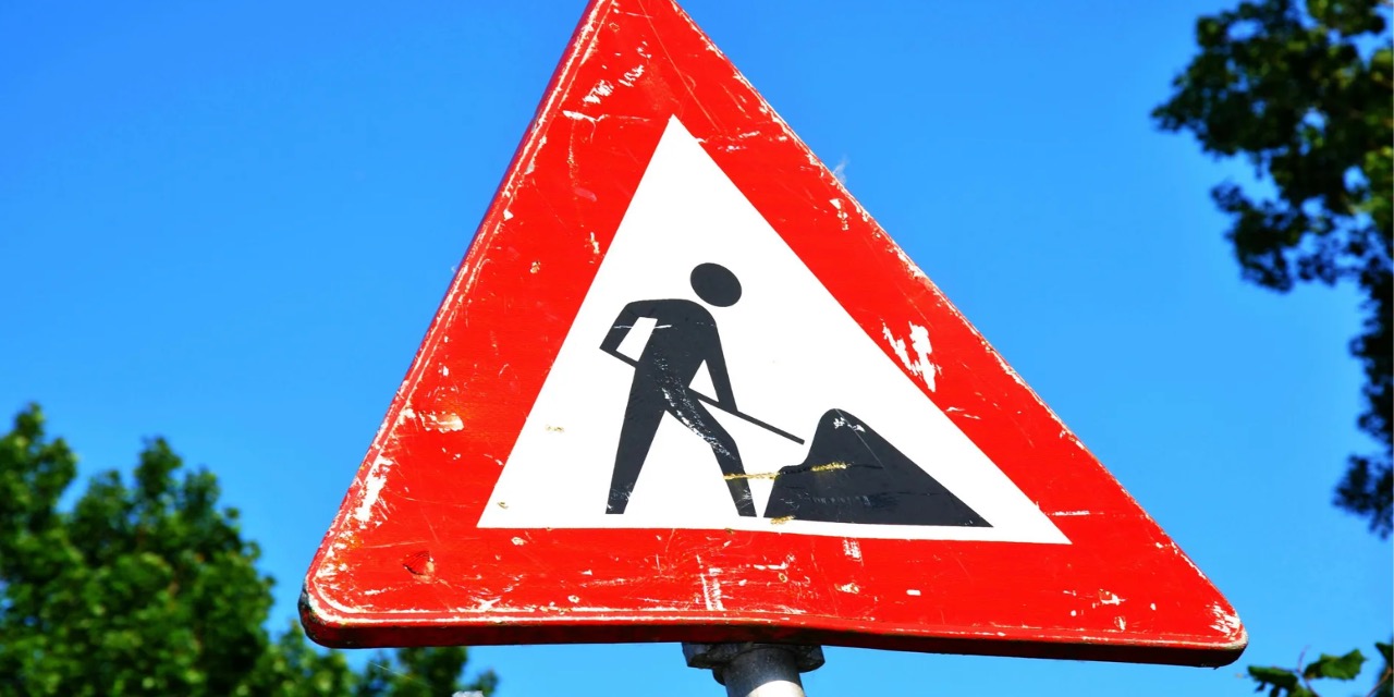 Foto: Werkzaamheden aan het elektriciteitsnet in Sniederslaan in Bladel zorgen voor verkeershinder