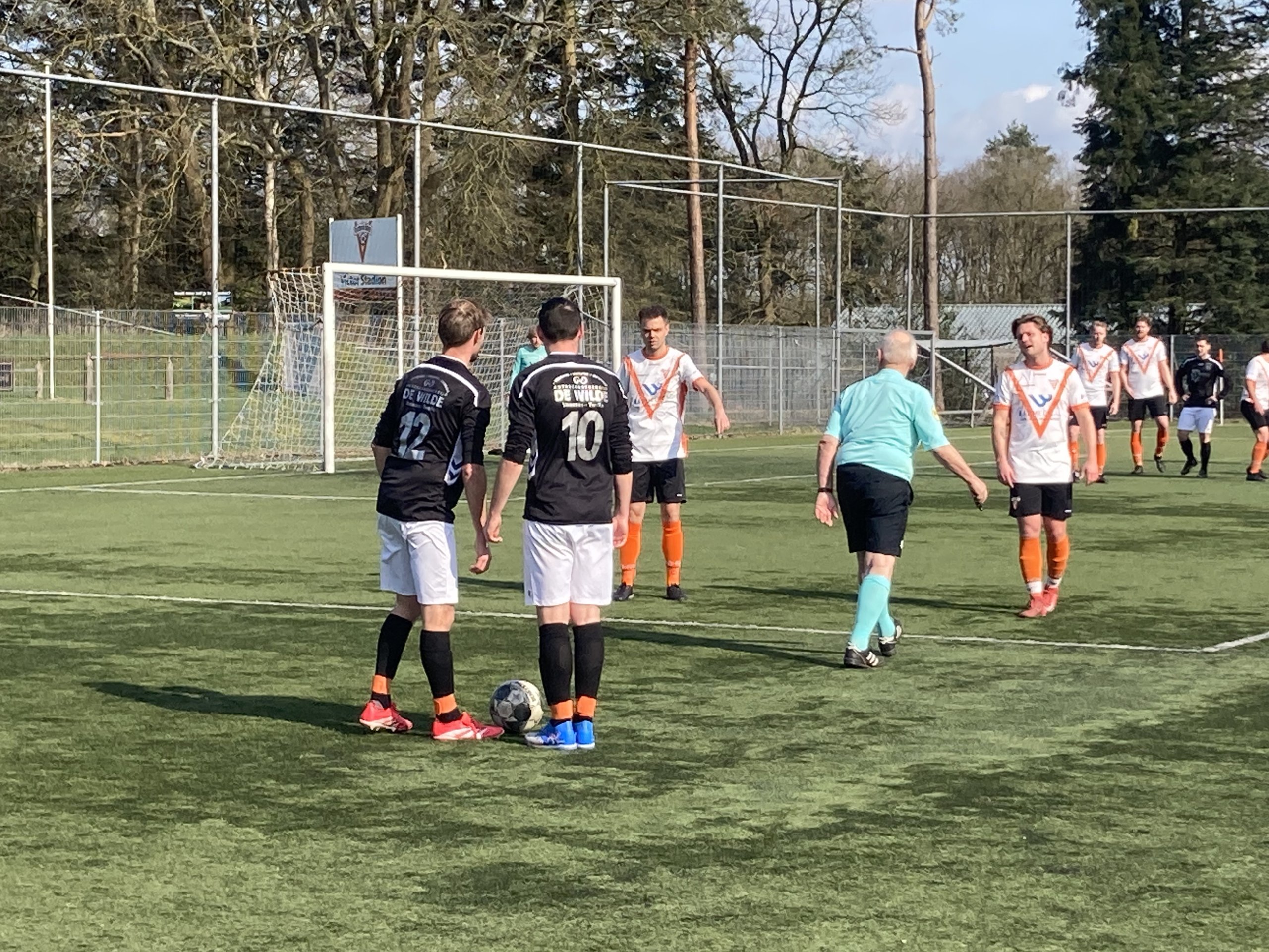 Foto: v.v. Emst 1 lijdt pijnlijke nederlaag in Apeldoorn: Victoria Boys 1 profiteert
