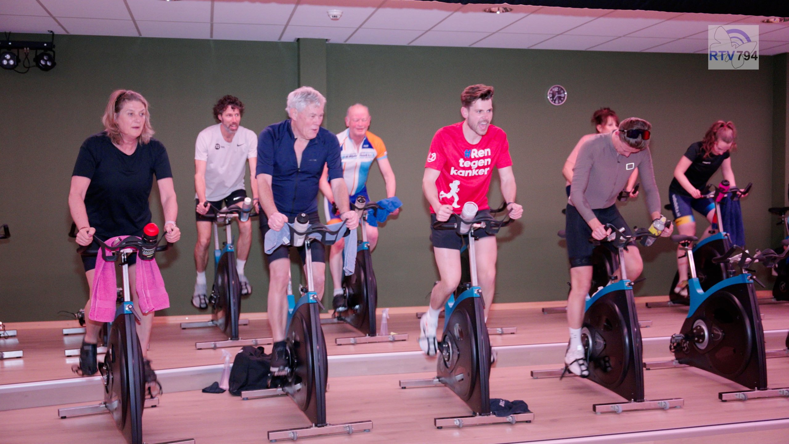 Foto: Erik van den Bosch houdt spinningactie voor KWF