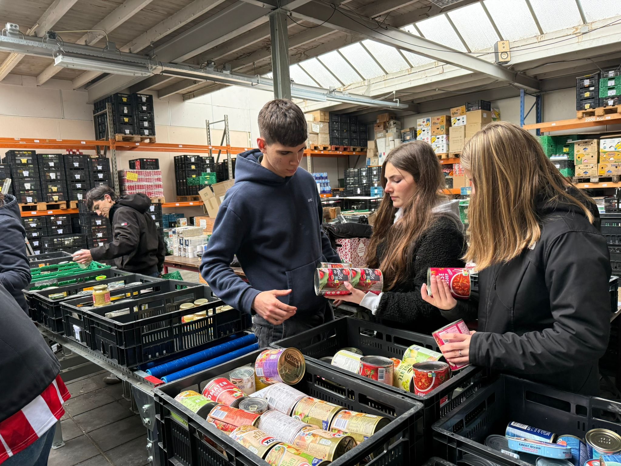 Foto: Internationale Rotary-studenten helpen Voedselbank Vaassen Epe Heerde en omgeving