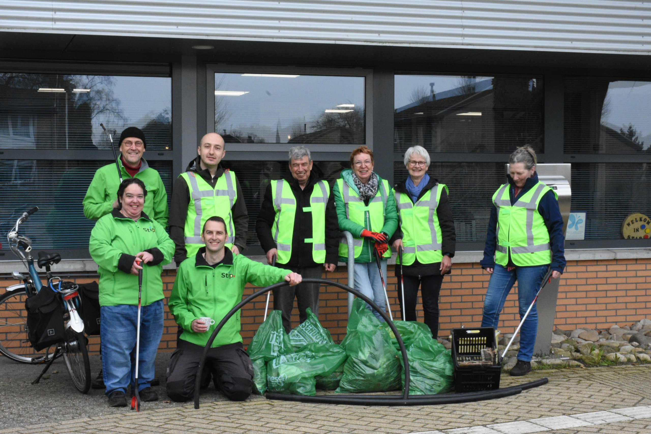 Foto: Verbindingszoekers rapen afval