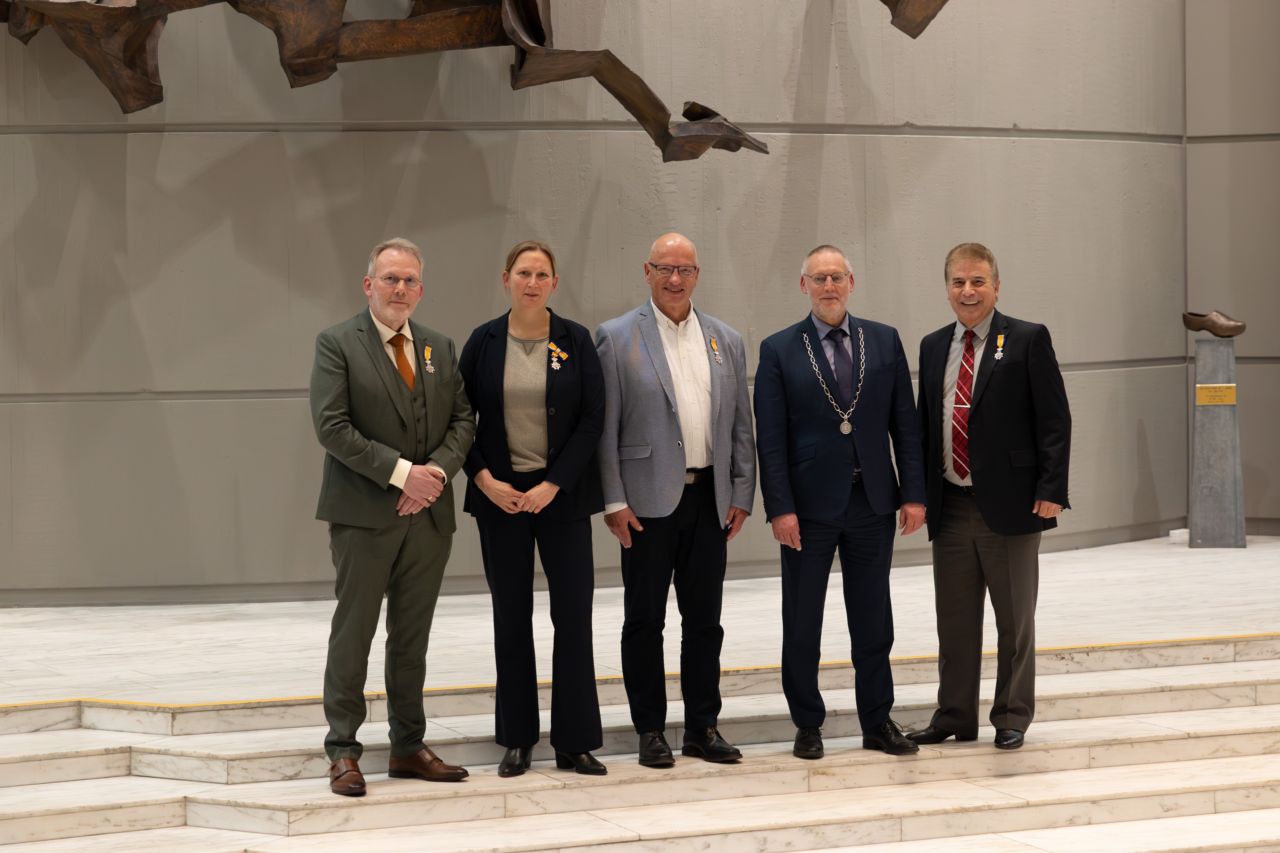 Foto: Bij afscheid ‘oude’ gemeenteraad vier koninklijke onderscheidingen voor vertrekkende raadsleden