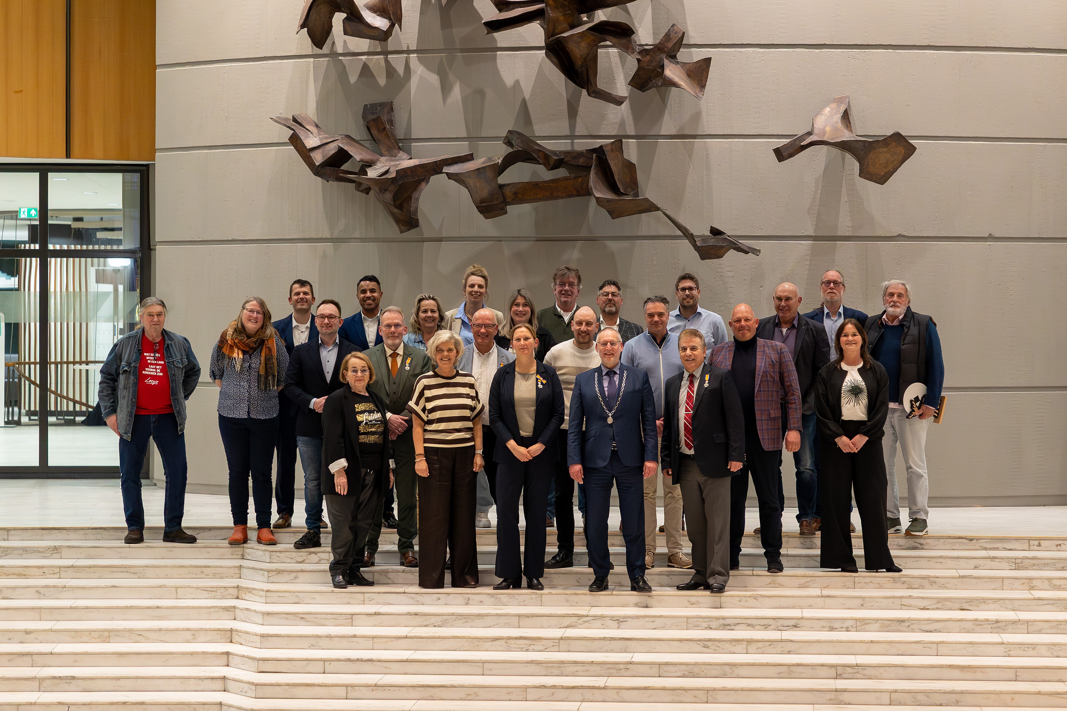 Foto: Bij afscheid ‘oude’ gemeenteraad vier koninklijke onderscheidingen voor vertrekkende raadsleden