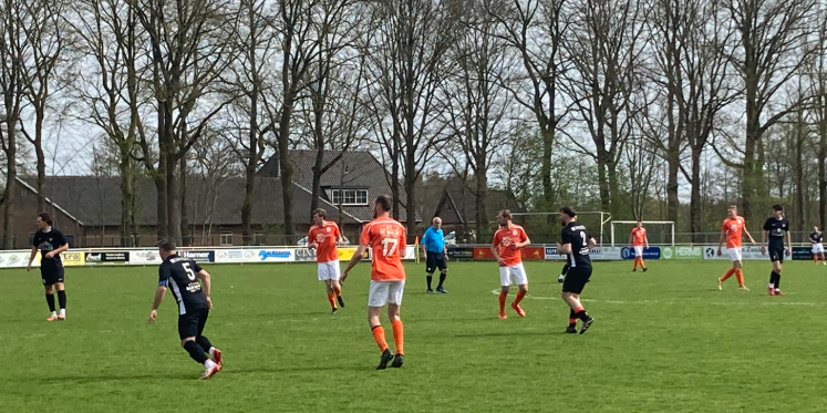 Foto: V.v. Emst 1 zet belangrijke stap richting einde van de competitie na zwaarbevochten zege op TKA 1 vandaag