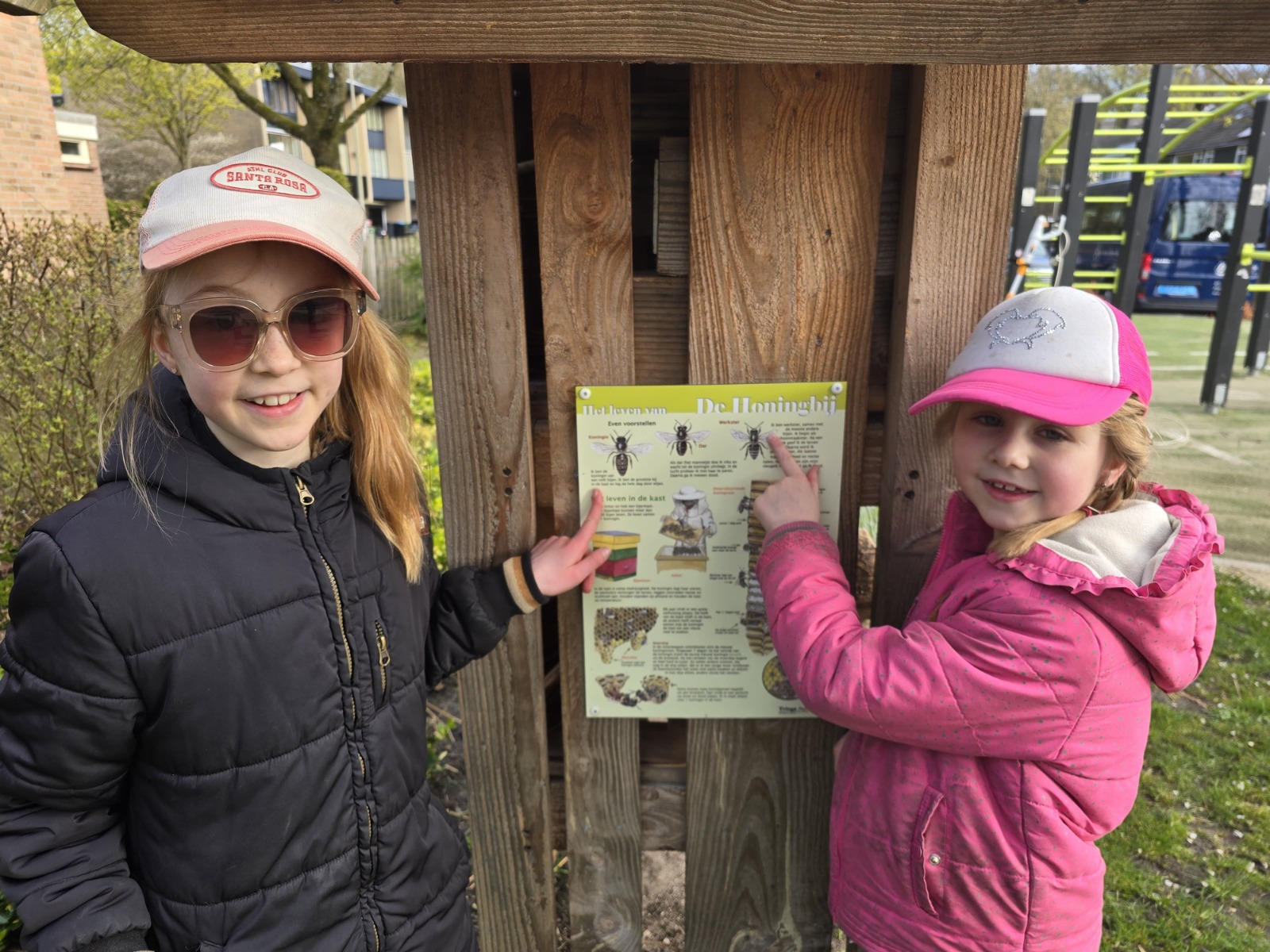 Foto: Informatieborden over bijen geplaatst bij insectenhotel op SOF-veld in Epe