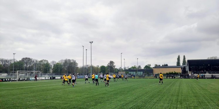 Foto: Aan dolfijn doelpuntenfestijn houden VIOS en Zwart-Wit ’63 elk een punt over