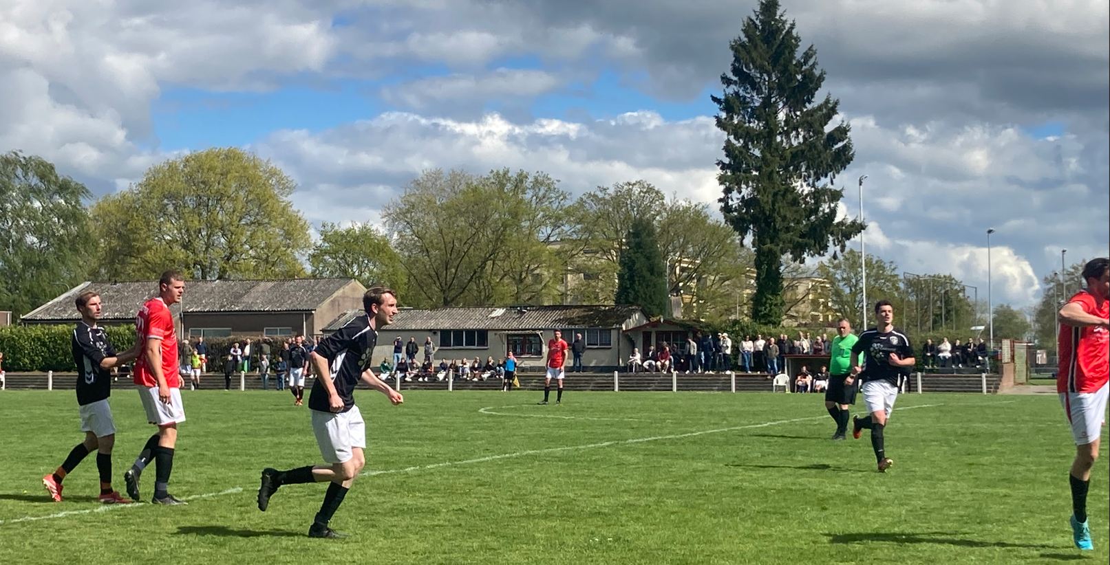 Foto: V.v. Emst 1 pakt cruciaal punt in Rheden tegen de plaatselijk SC na middag vol passie en strijd.