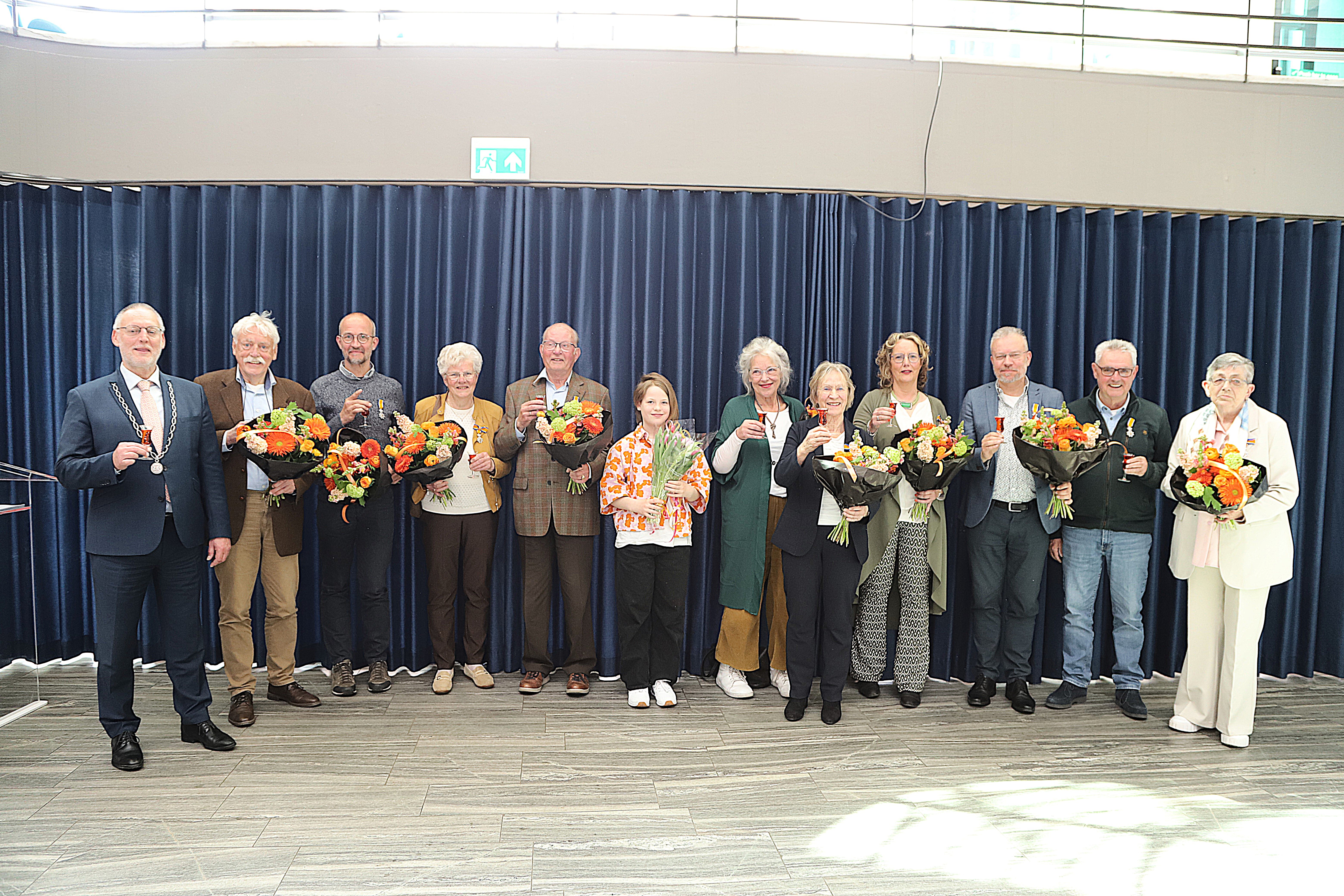 Foto: Tien Koninklijke Onderscheidingen uitgereikt bij lintjesregen Epe