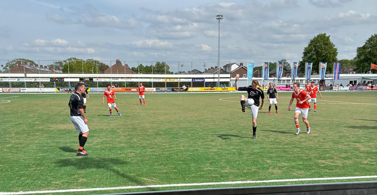 Foto: V.v. Emst 1 verkoopt huid duur tegen sterk Angeren 1.