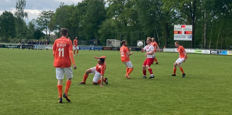 Foto: Houdini-act in Emst: v.v. Emst 1 stunt tegen kampioen RKSV Driel 1