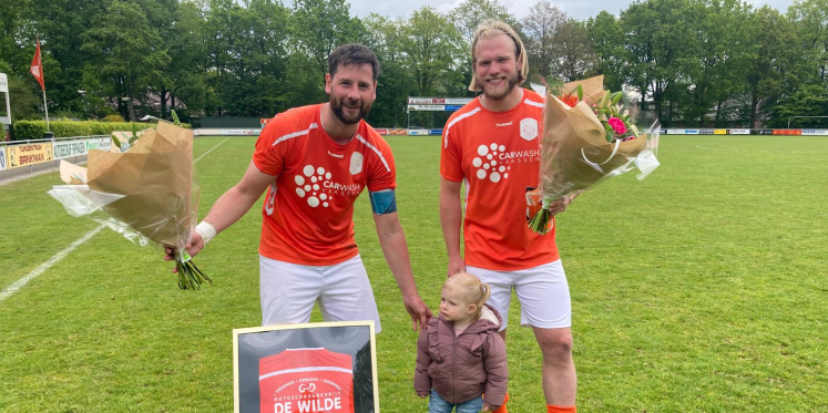 Foto: Einde van een tijdperk: Clubiconen Jeroen en Wim nemen afscheid van v.v. Emst 1