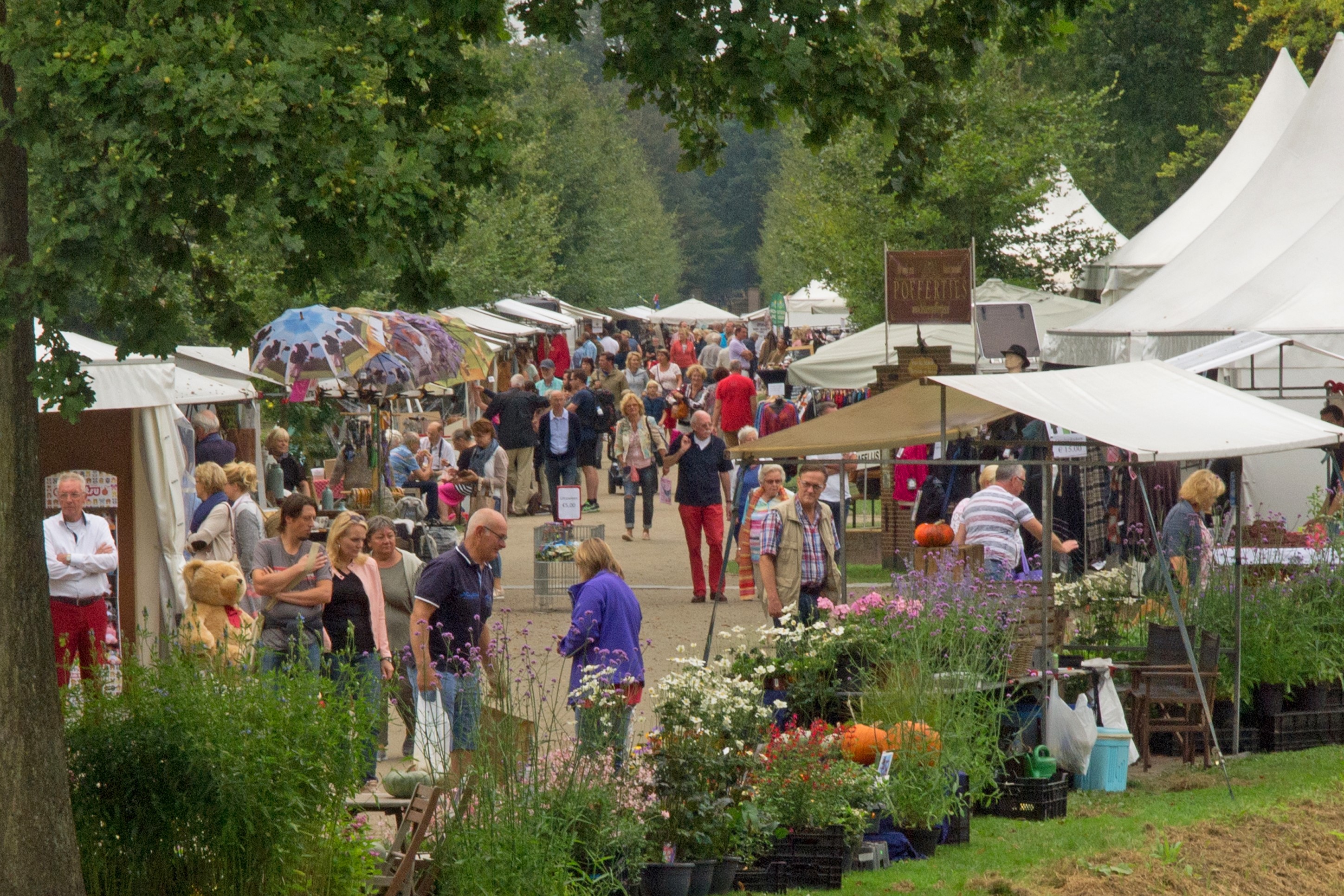 Foto: Gezellige PinksterFair bij kasteel Cannenburch