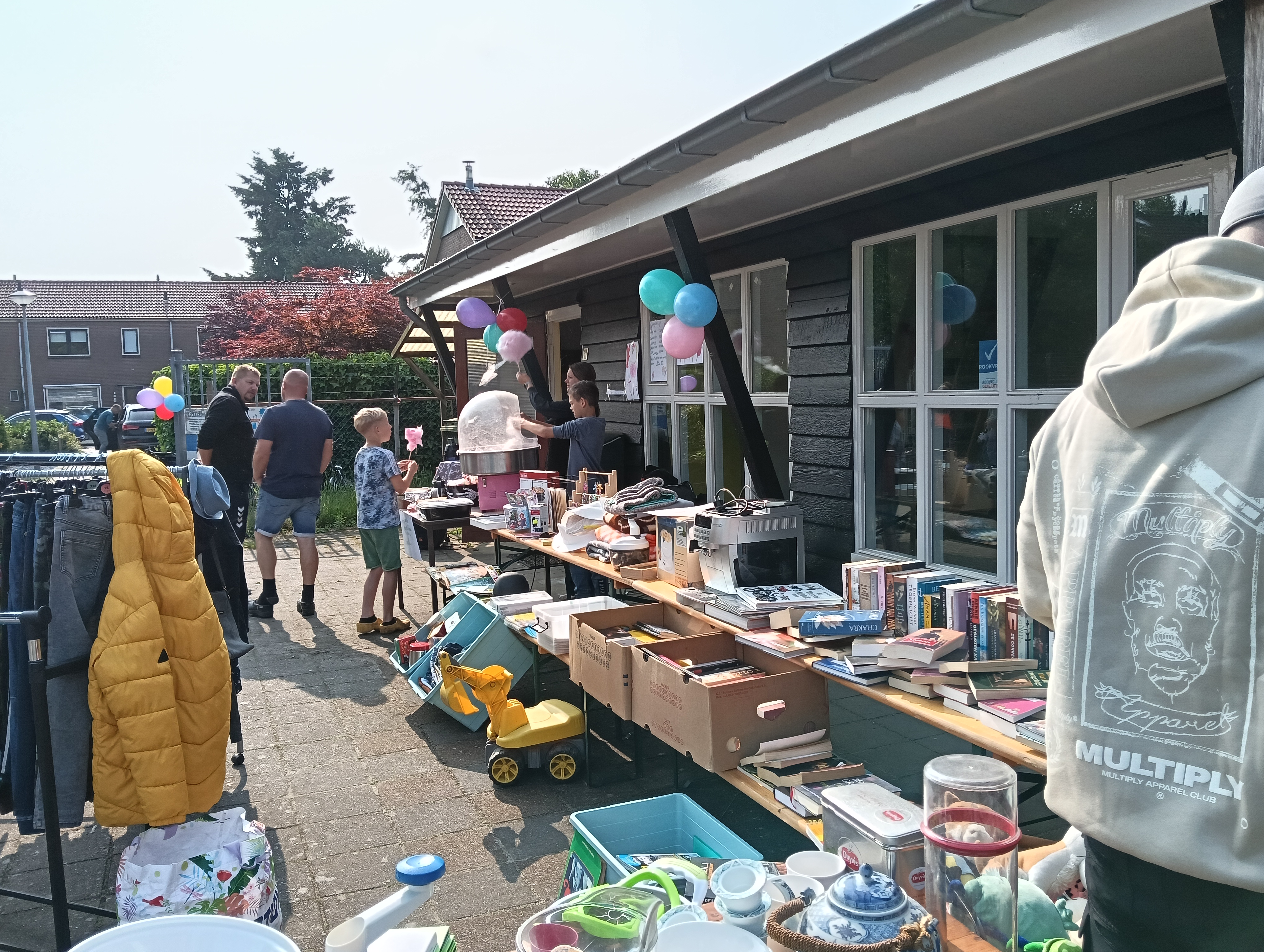 Foto: Rommelroute Emst op Tweede Pinksterdag: gezelligheid door het hele dorp