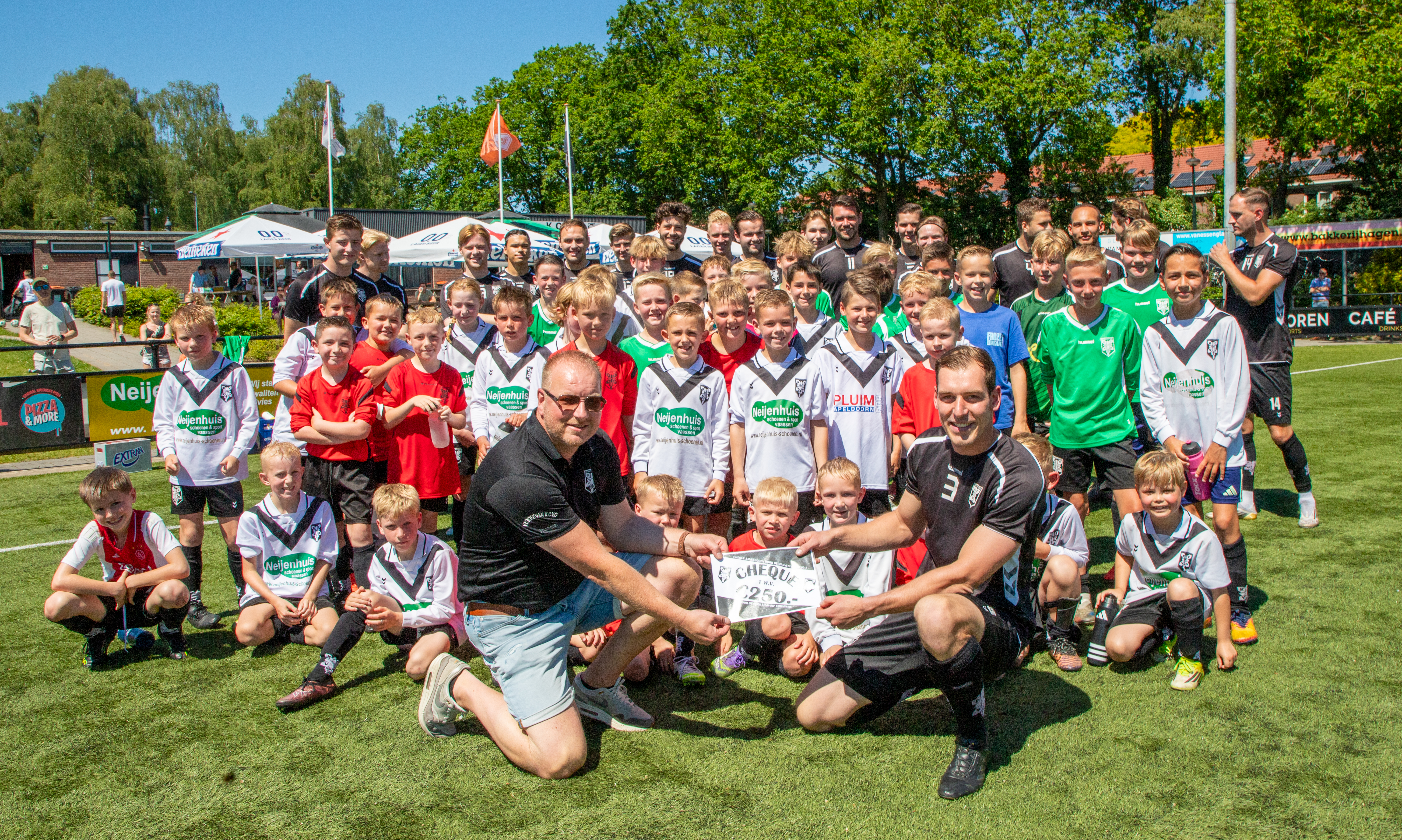 Foto: Jeugd KCVO verrast met cheque voorafgaand aan laatste competitiewedstrijd