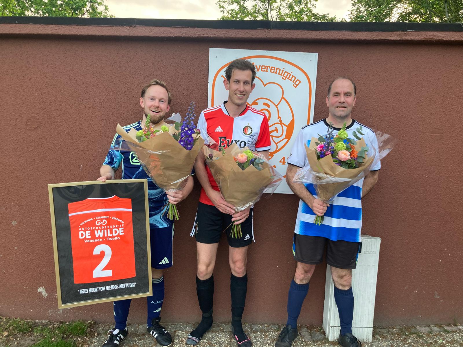 Foto: Nog drie clubiconen nemen afscheid bij de v.v. Emst selectie