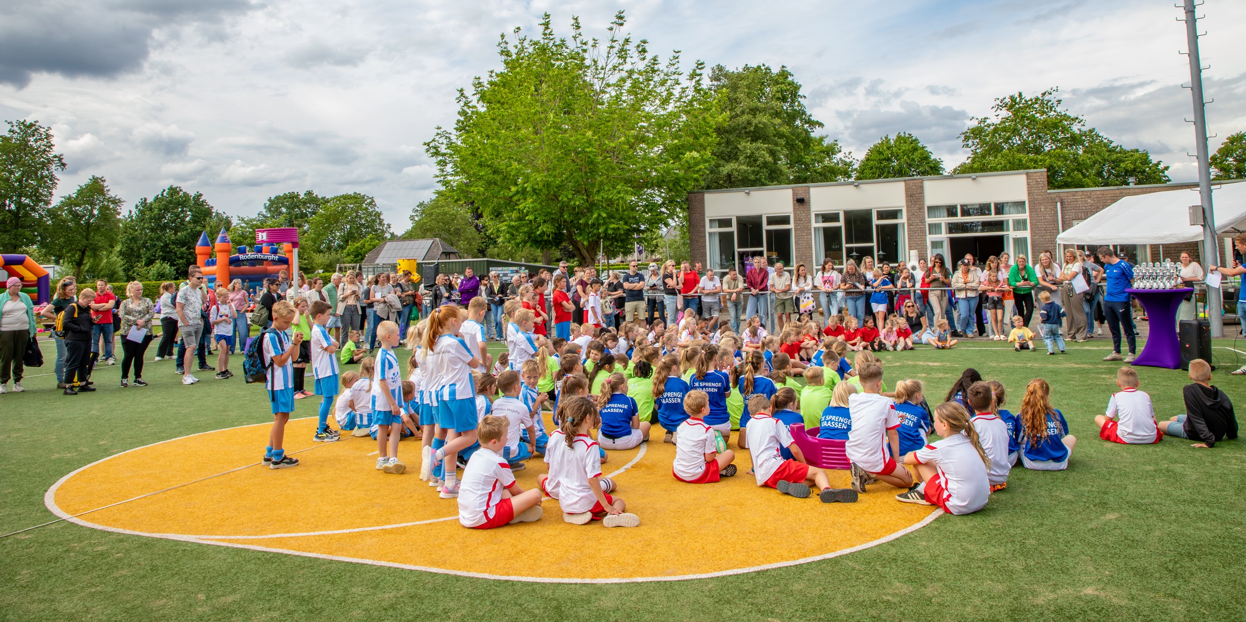 Foto: 56 teams zorgen voor geslaagd Schoolkorfbaltoernooi bij Regio ’72