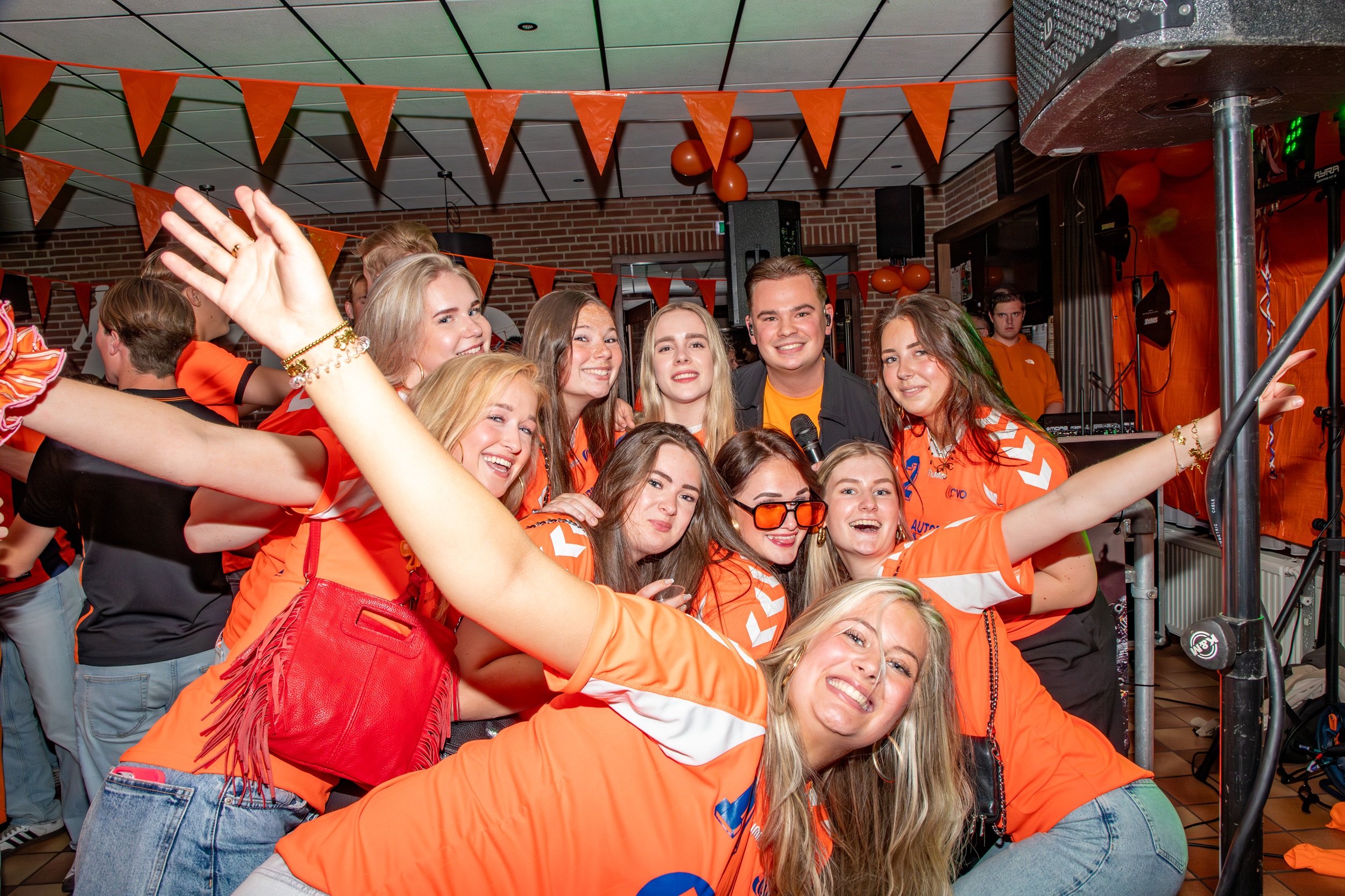 Foto: De hele club kleurt oranje tijdens geslaagd Oranje Bal van KCVO