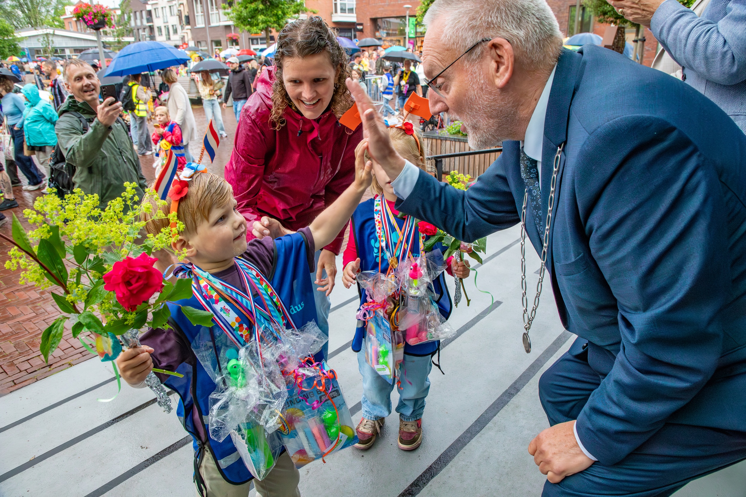 Foto: Avondwandelvierdaagse Epe afgesloten met feestelijke intocht van ruim 1.200 wandelaars