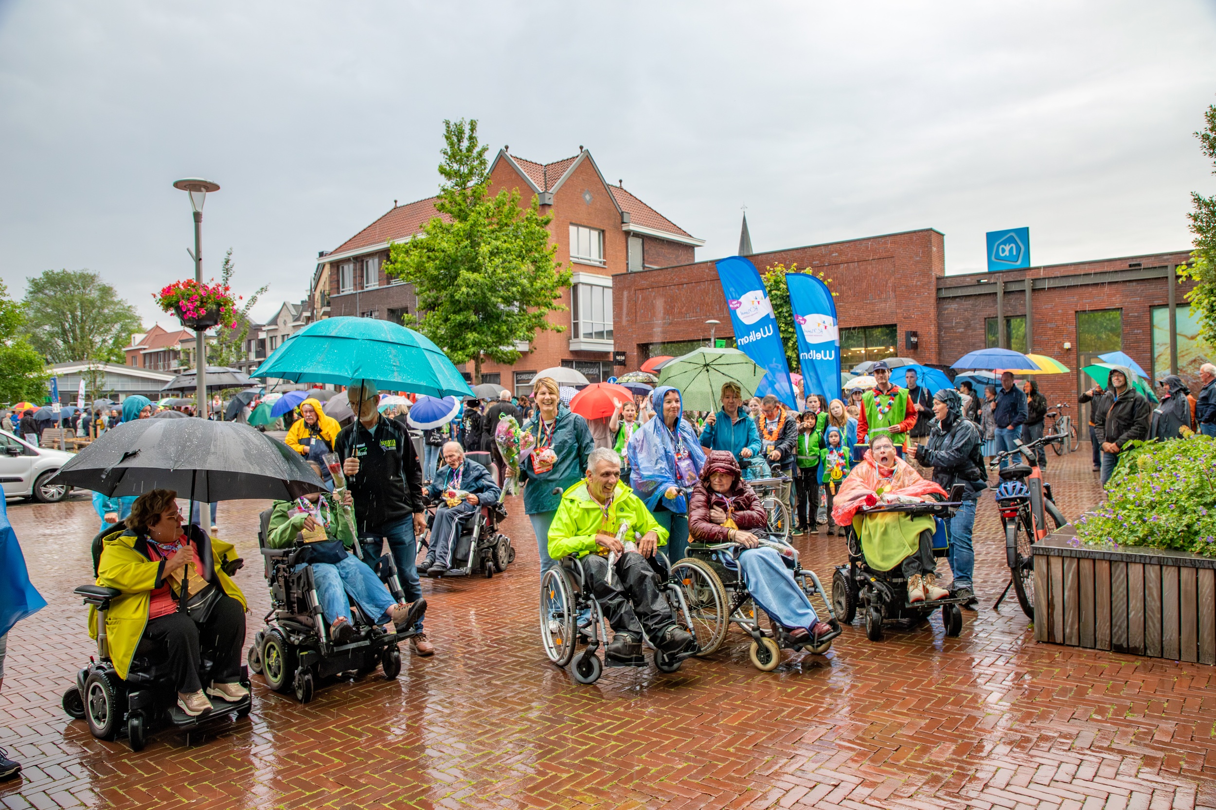 Foto: Avondwandelvierdaagse Epe afgesloten met feestelijke intocht van ruim 1.200 wandelaars