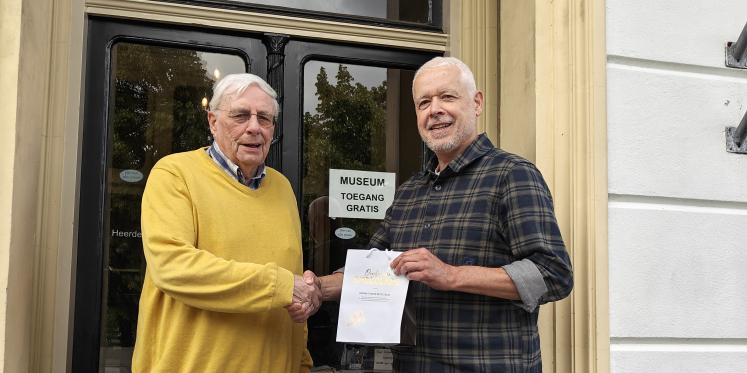 Foto: Voorzitter Dick de Witte neemt afscheid van Heerder Historische Vereniging