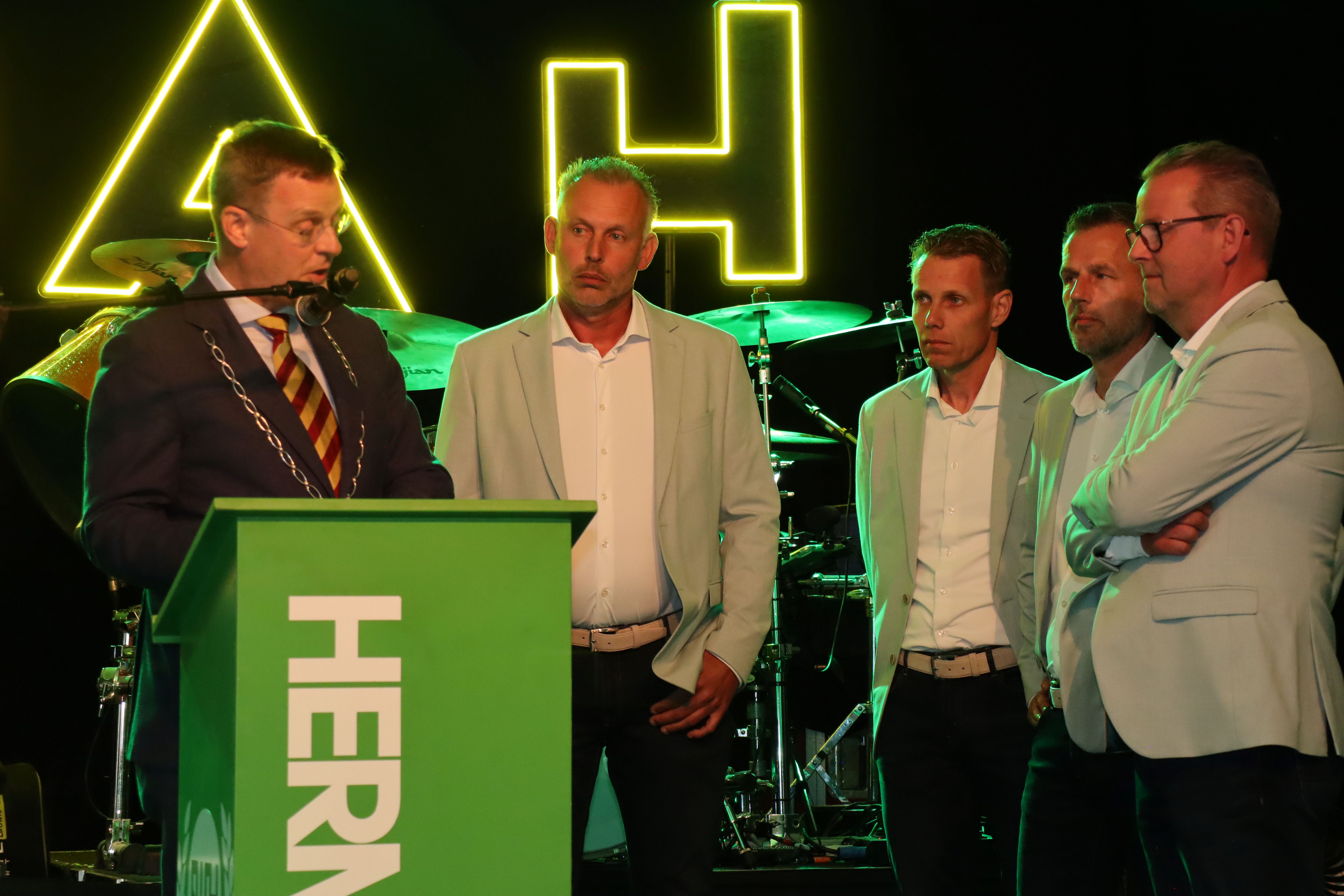 Foto: Herms BV Epe ontvangt bronzen gemeentepenning