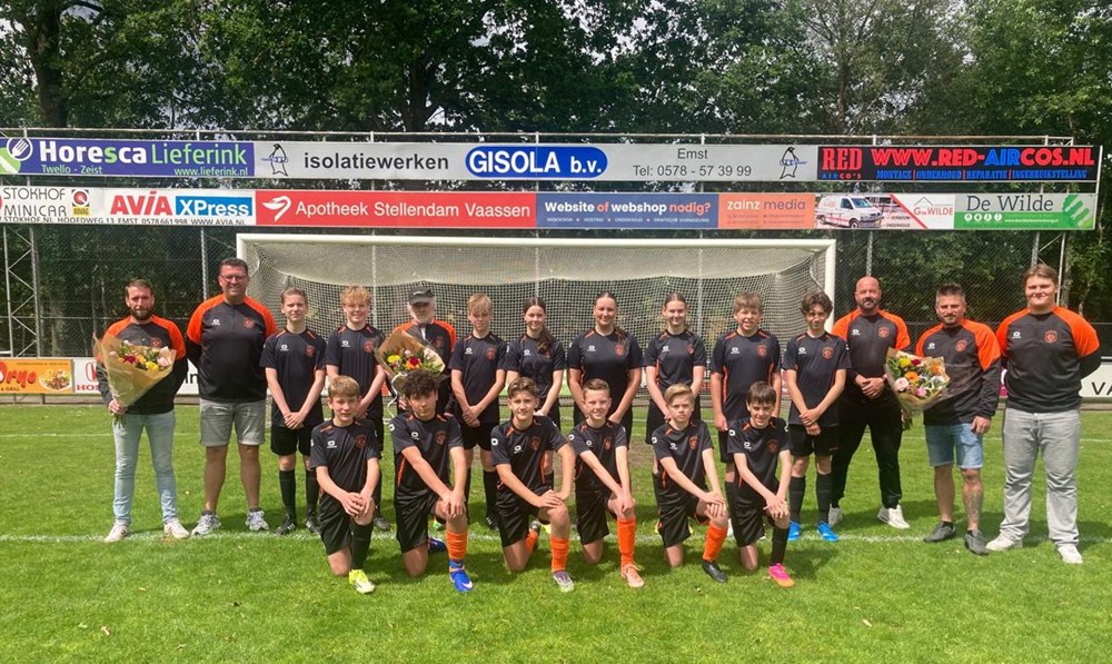 Foto: v.v. Emst JO14 straalt als één team in nieuwe trainingskleding