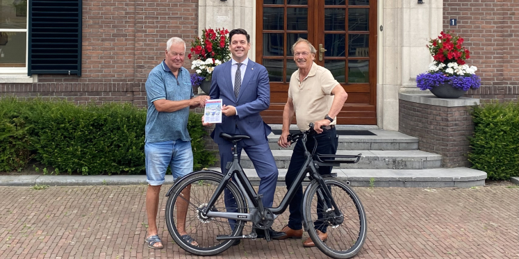 Foto: Fietsrouteboekje Boerderijenfietstocht overhandigd aan burgemeester