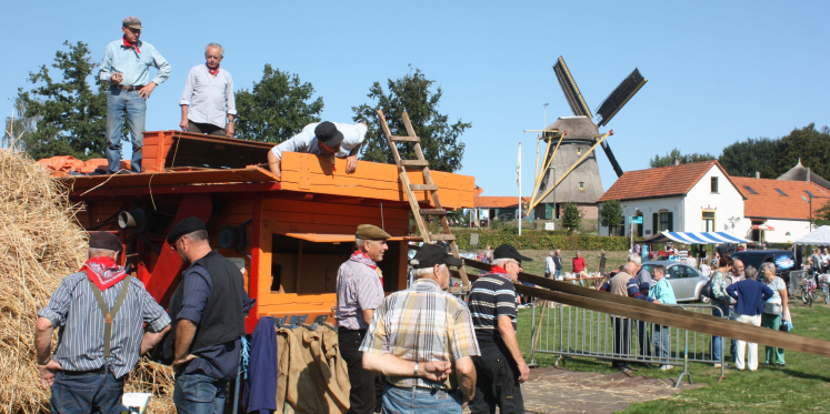 Foto: Kleedjesmarkt, dorsen en zeilen schilderen op mini-Padd'ndag