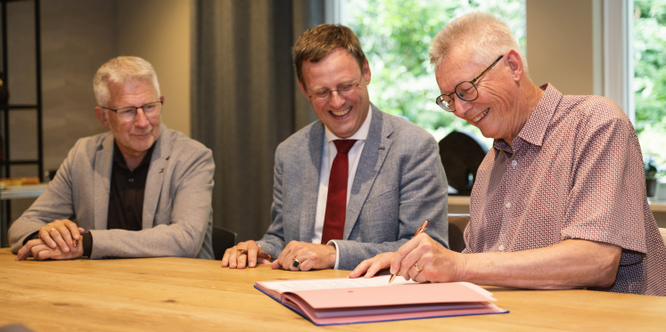 Foto: Adviesraad Sociaal Domein en gemeente Epe leggen samenwerking voor toekomst vast