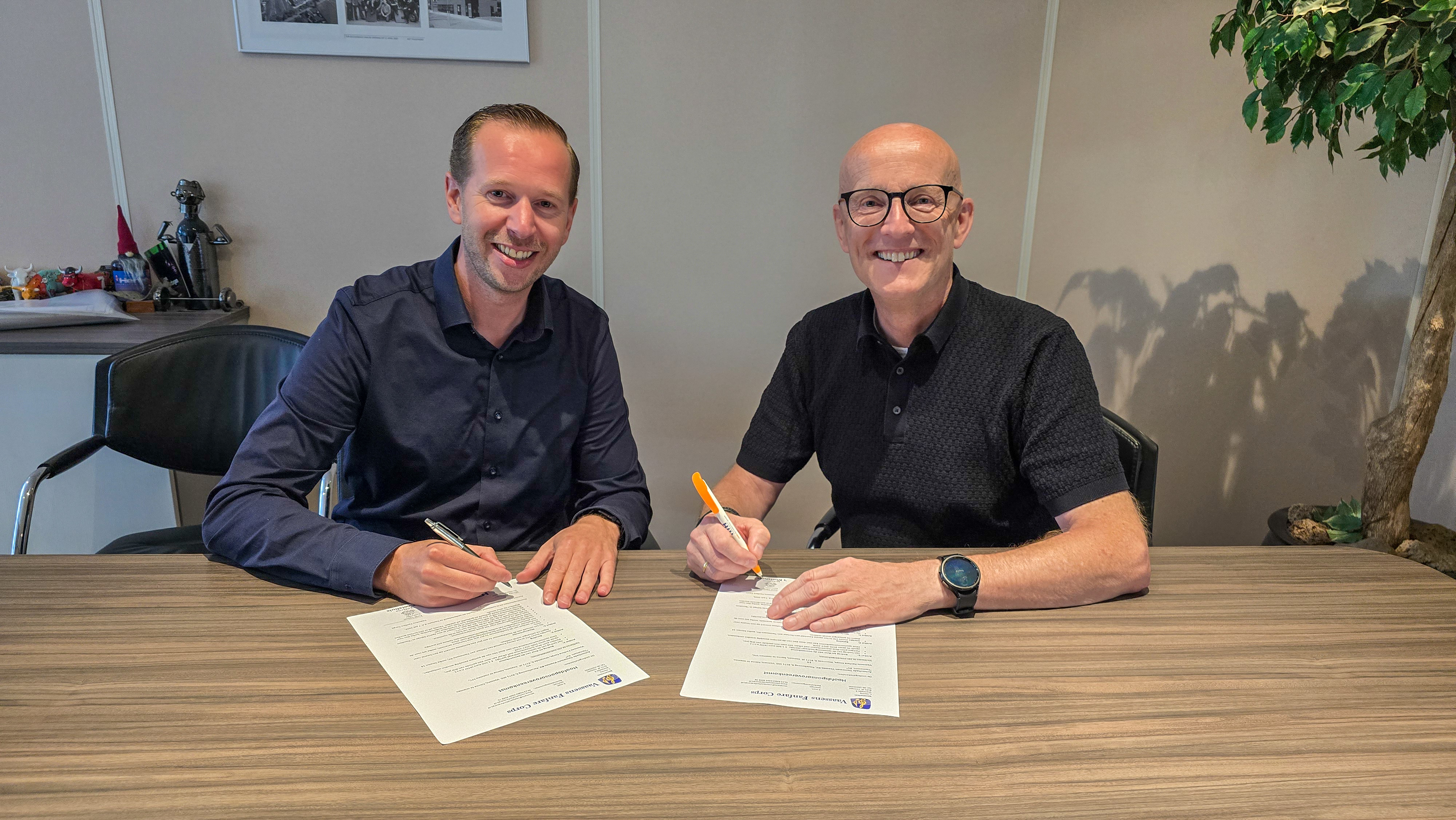 Foto: HTH Autoschade Tiemessen Vaassen verlengt hoofdsponsorcontract met VFC