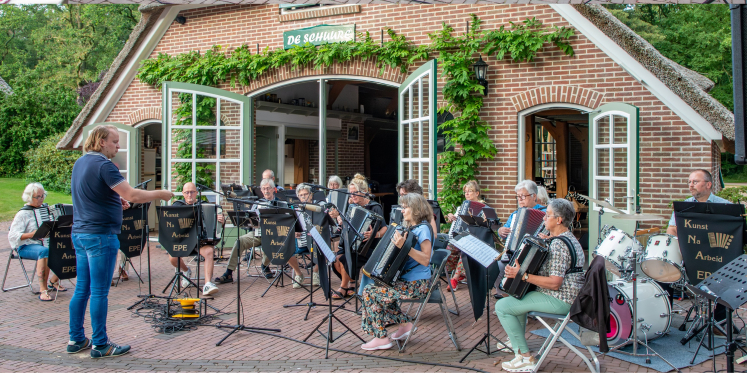 Foto: Accordeonklanken vullen zomeravond op Camping De Helfterkamp
