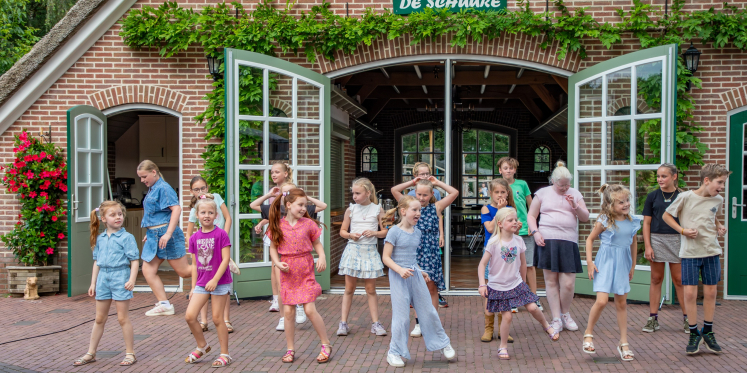 Foto: Kinderkoor Zang & Vriendschap steelt de show op Camping de Helfterkamp