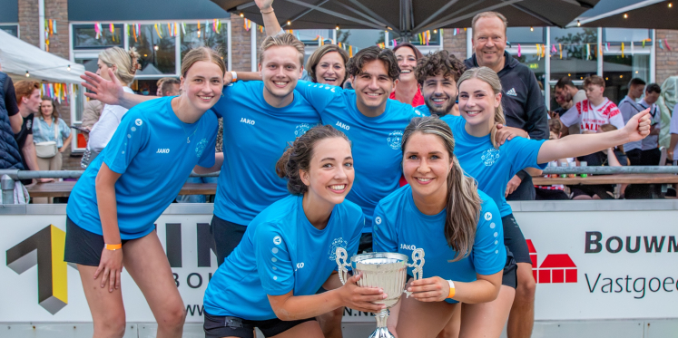 Foto: Sportiviteit, spektakel en gezelligheid tijdens jaarlijks Beachtoernooi van CVO Handbal