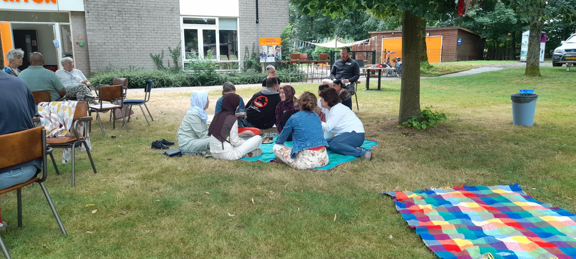 Foto: Zomerpicknick brengt deelnemers Taalpunt samen