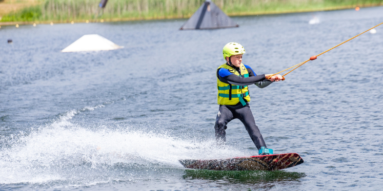 Foto: Jongeren genieten van sportieve middag op het water bij Burnside Cablepark