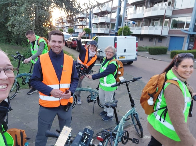 Foto: Onderzoek naar vleermuizen: ’s avonds en ’s nachts mensen in de wijk