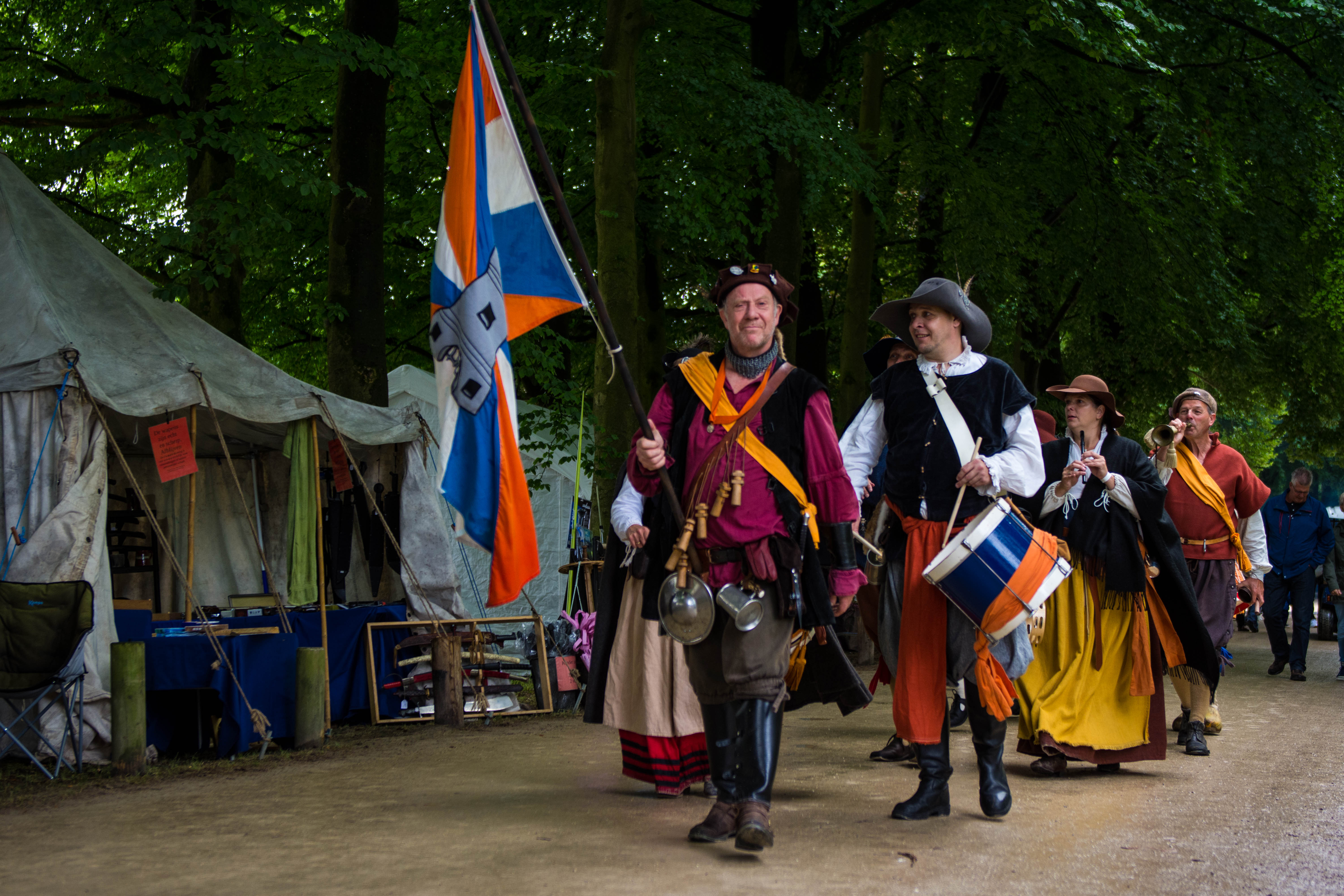 Foto: Ridders en voetvolk naar 'Slag om de molen' in Wapenveld