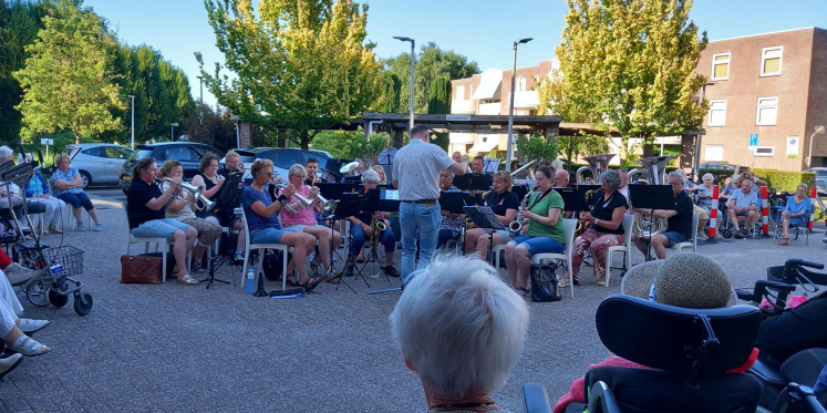 Foto: Muziekvereniging VIVO bezorgt bewoners Brinkhoven een muzikale zomeravond