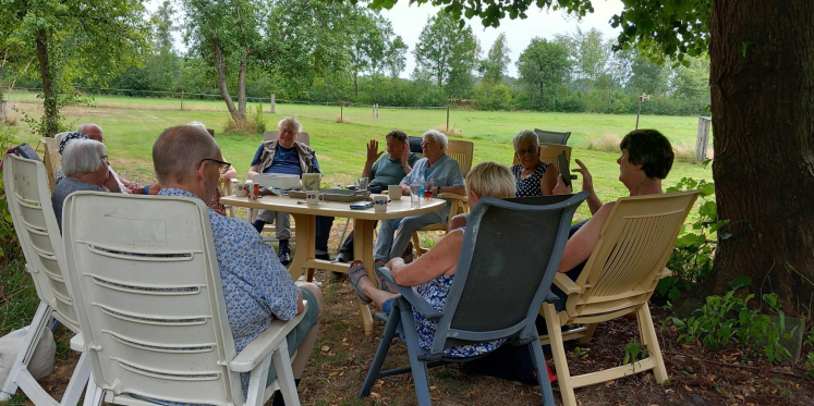 Foto: Mantelzorgcafé Heerde beleeft bijzondere middag onder de lindeboom