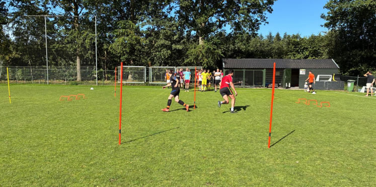 Foto: V.V. Emst Selectie schiet uit de startblokken: Zonnige en enthousiaste eerste training!