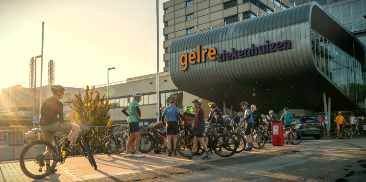 Foto: Gelre Fietstocht steunt WensAmbulance Gelderland