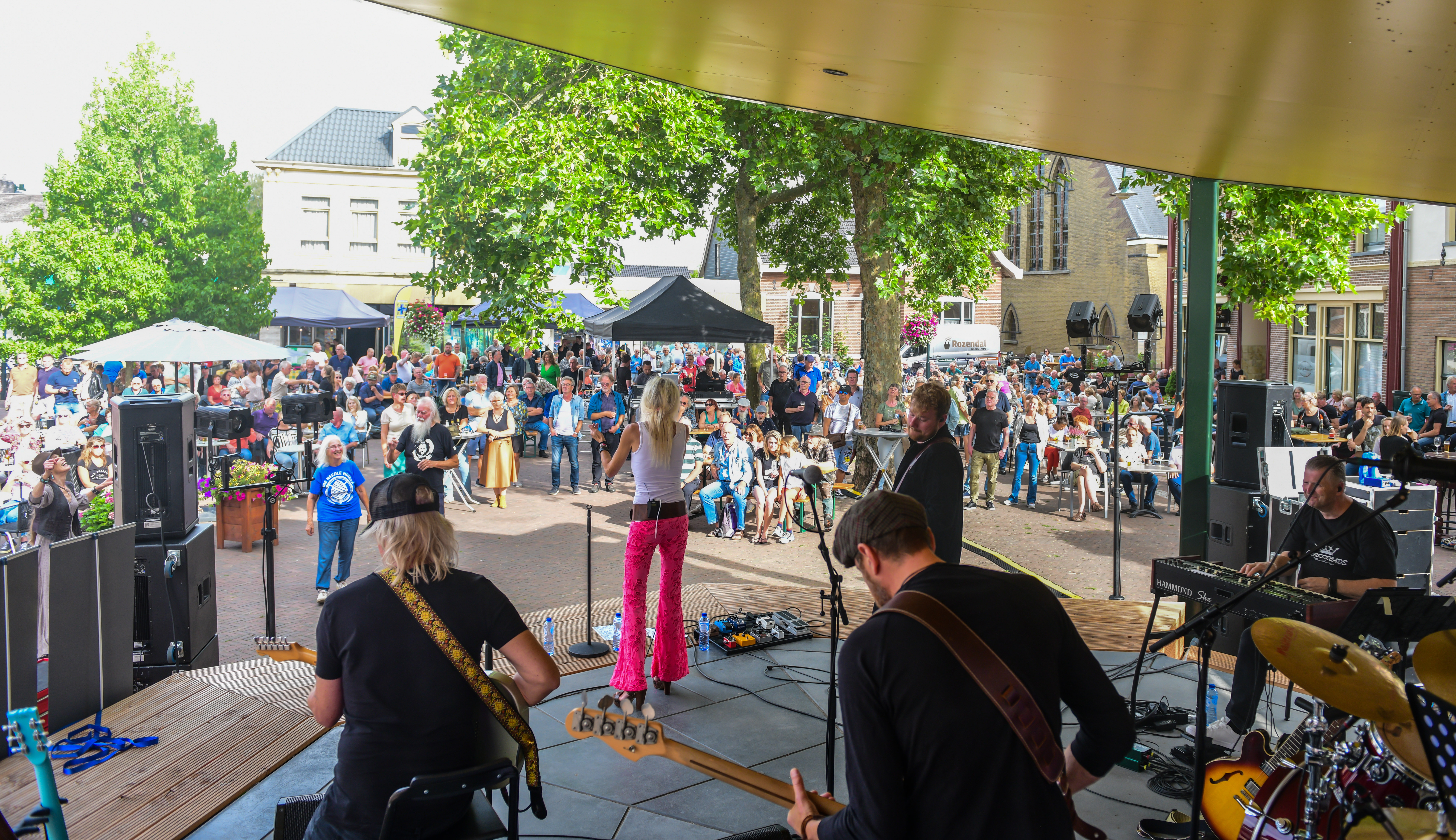 Foto: Hear the Blues zomer editie strijkt neer op het Dorpsplein in Heerde