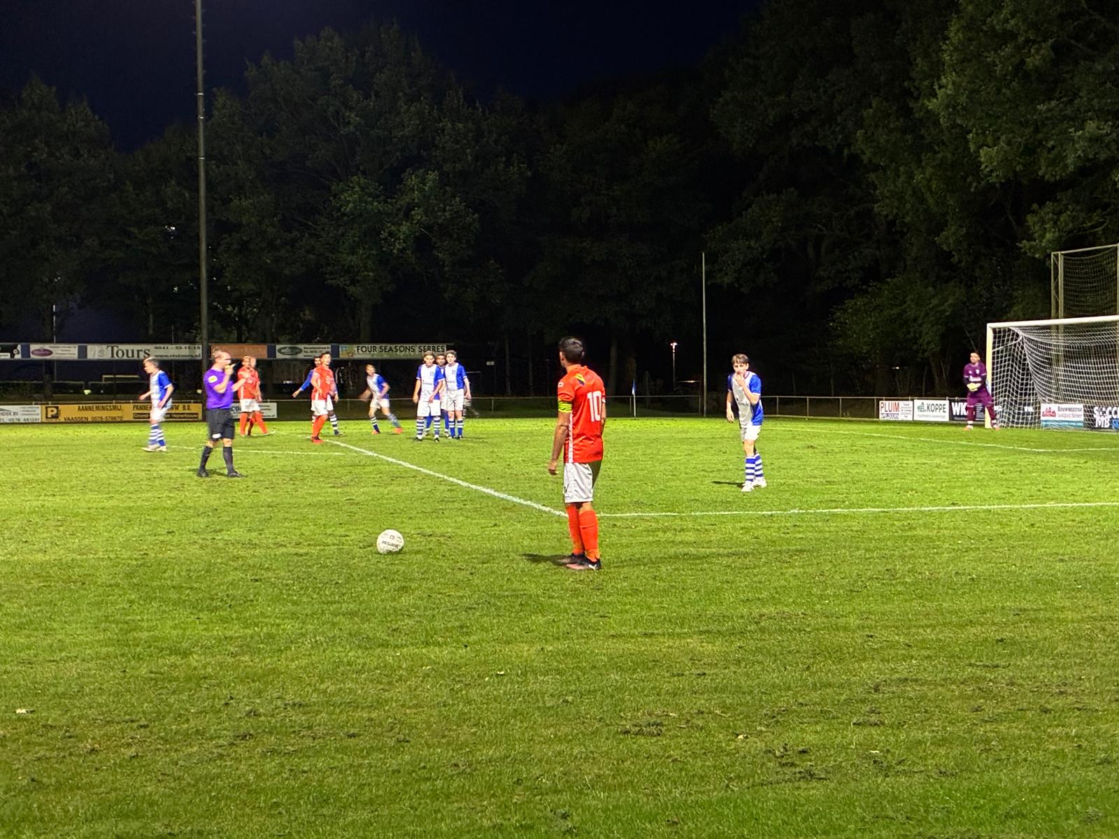 Foto: v.v. Emst 1 opent bekeravontuur met overtuigende zege