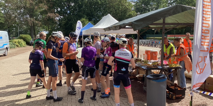 Foto: Ongekend succes eerste “Gisola wild op wielen” graveltoertocht in Emst