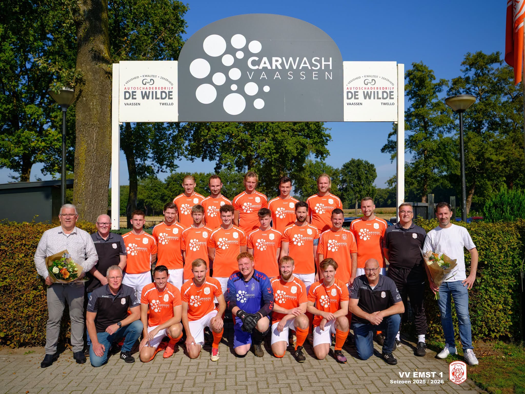 Foto: Gehavend v.v. Emst 1 strijdt dapper tegen s.v. Terwolde 1, maar buigt in slotfase na discutabele zure strafschop