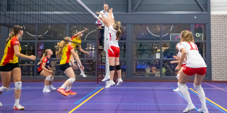 Foto: Blok EVC Dames 1 strijdend ten onder in bekerduel