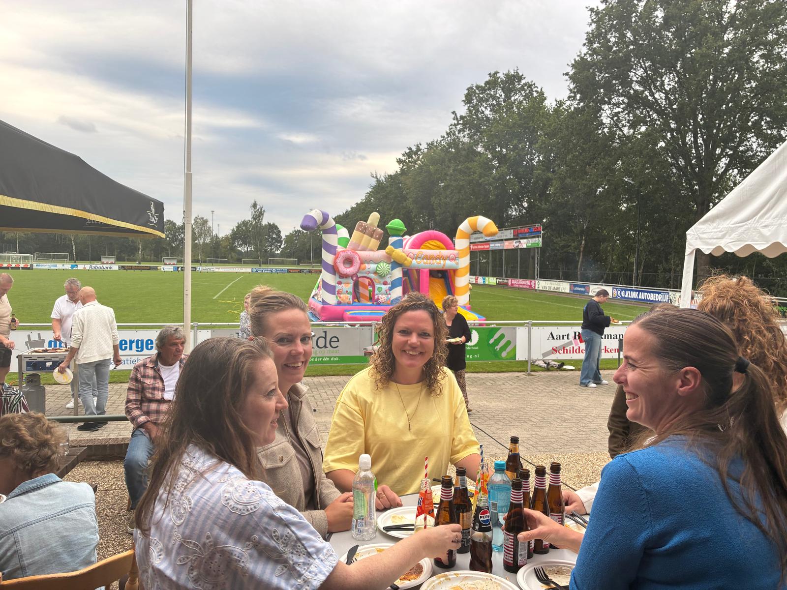 Foto: Geslaagde en zonnige vrijwilligersdag bij v.v. Emst!