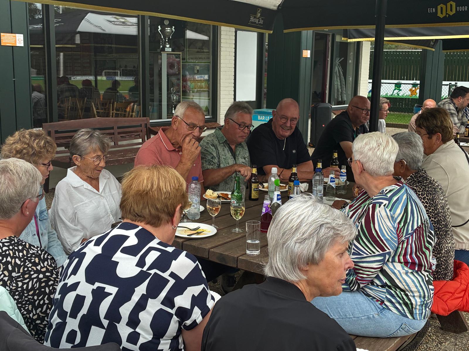 Foto: Geslaagde en zonnige vrijwilligersdag bij v.v. Emst!