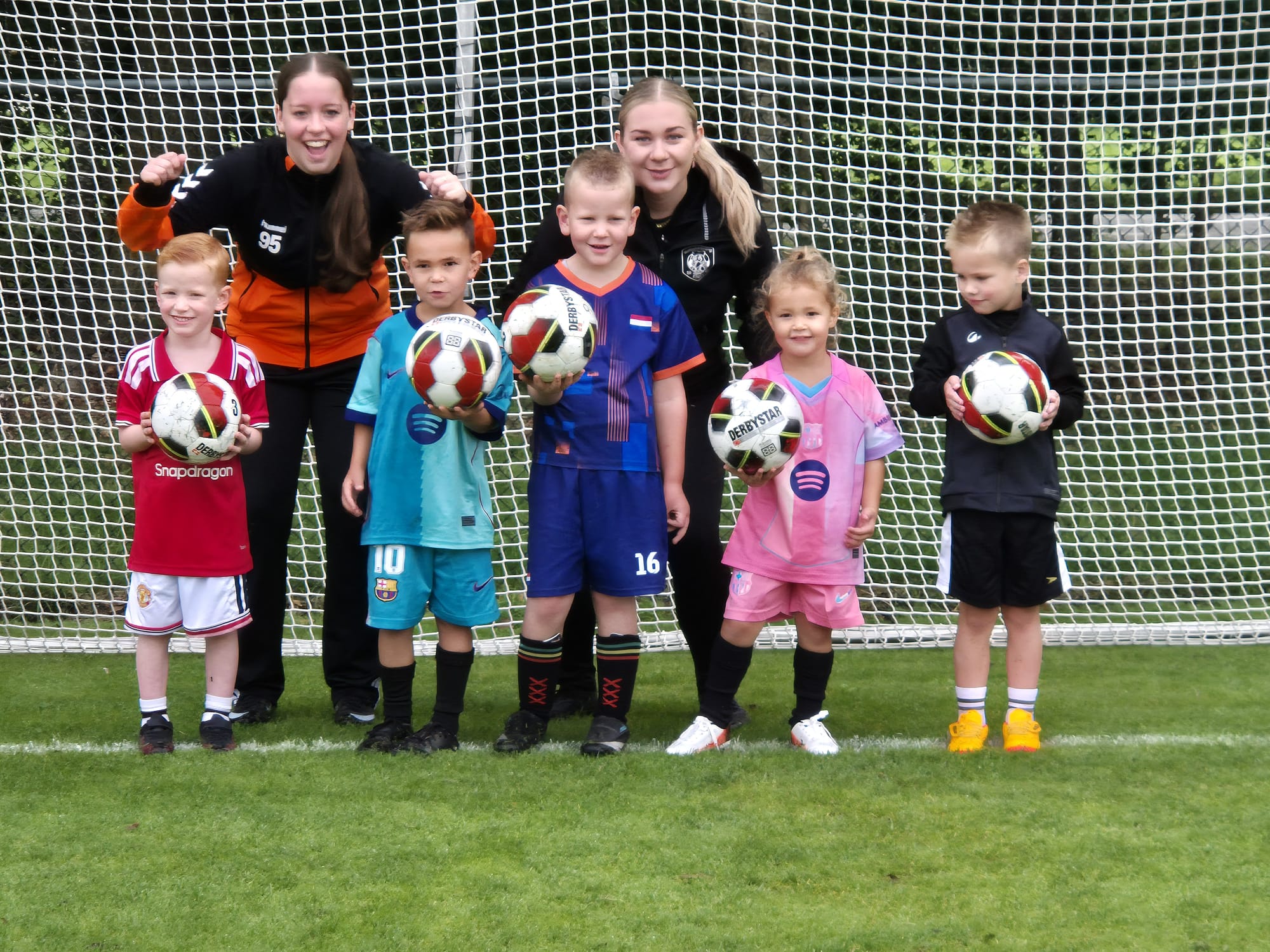 Foto: Geslaagde eerste training voor de Speelgroep/Jong Oranje van v.v. Emst!